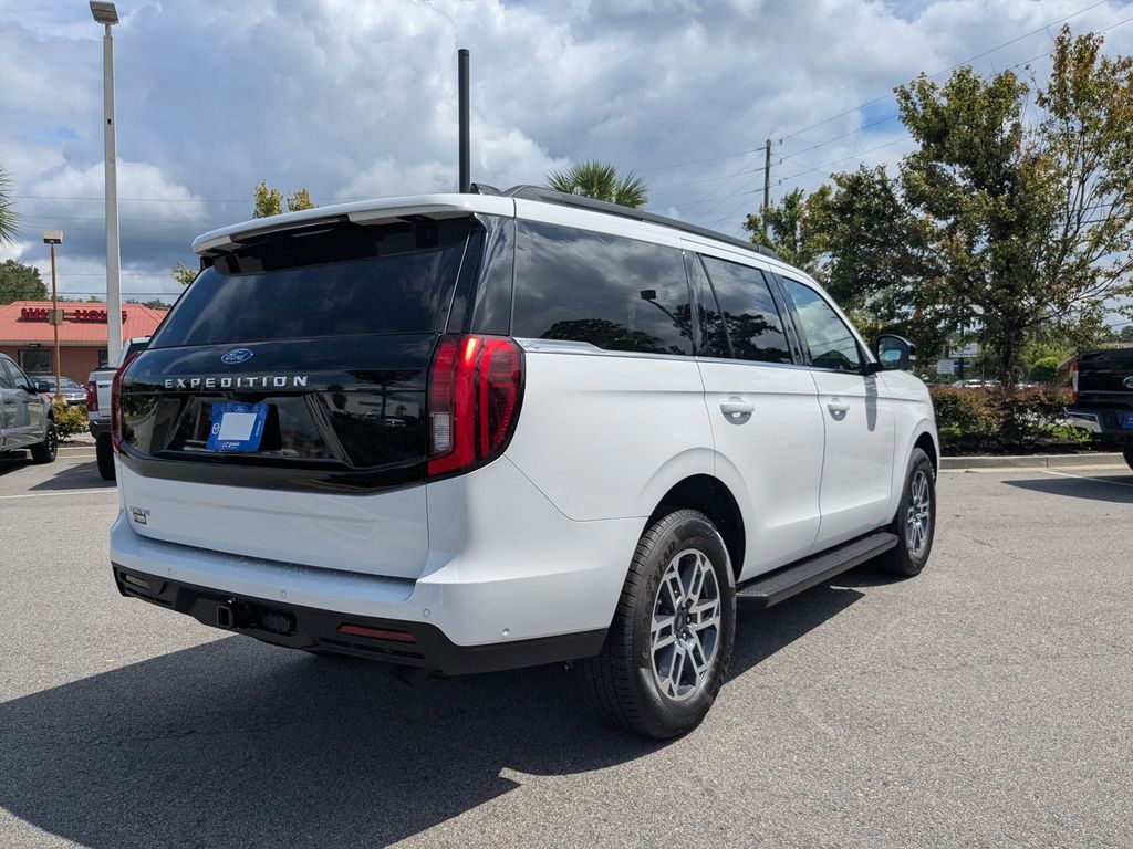 2025 Ford Expedition photo 2