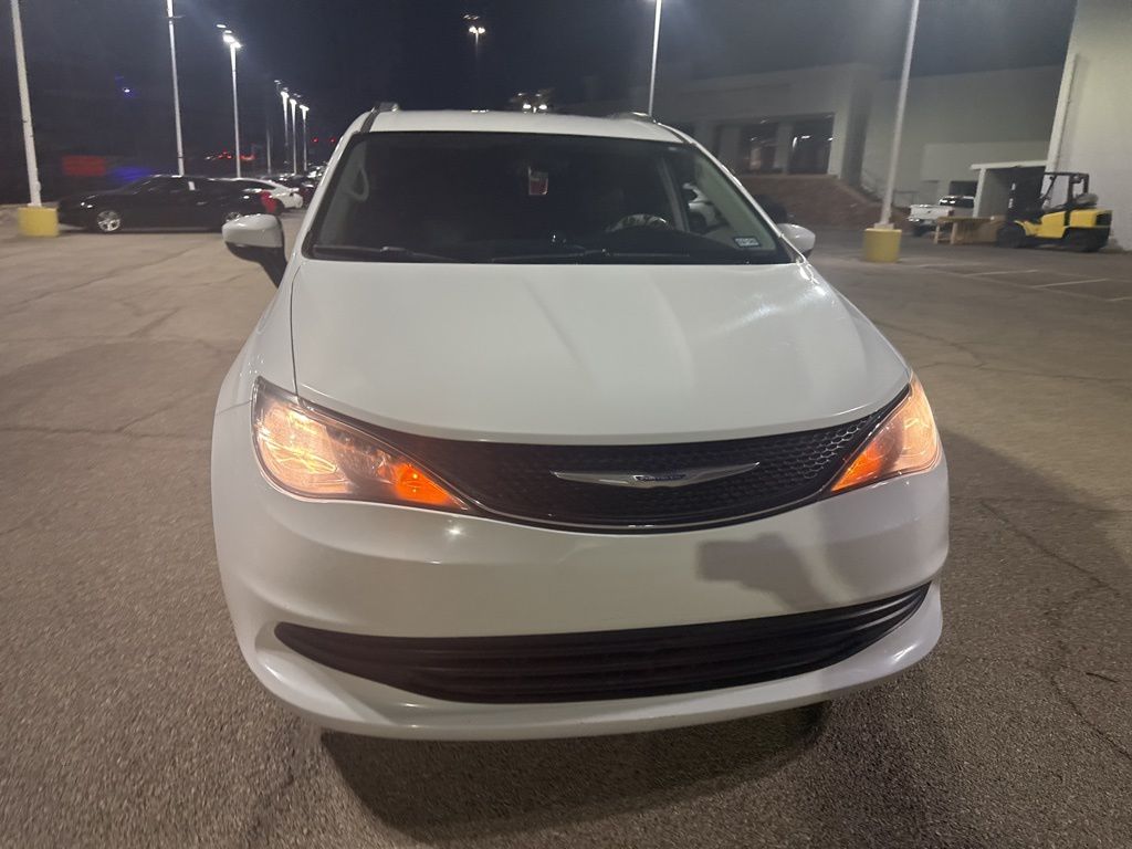 2020 Chrysler Voyager LXi photo 3