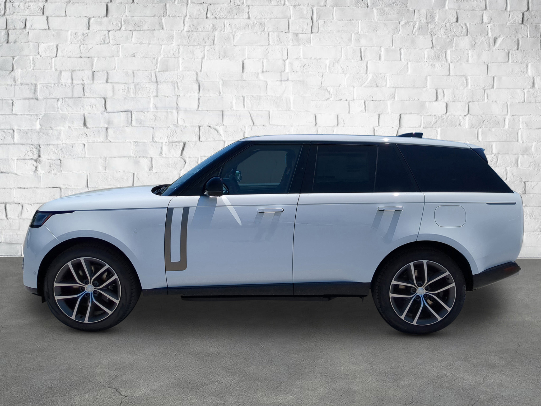 2025 Land Rover Range Rover SE photo 3