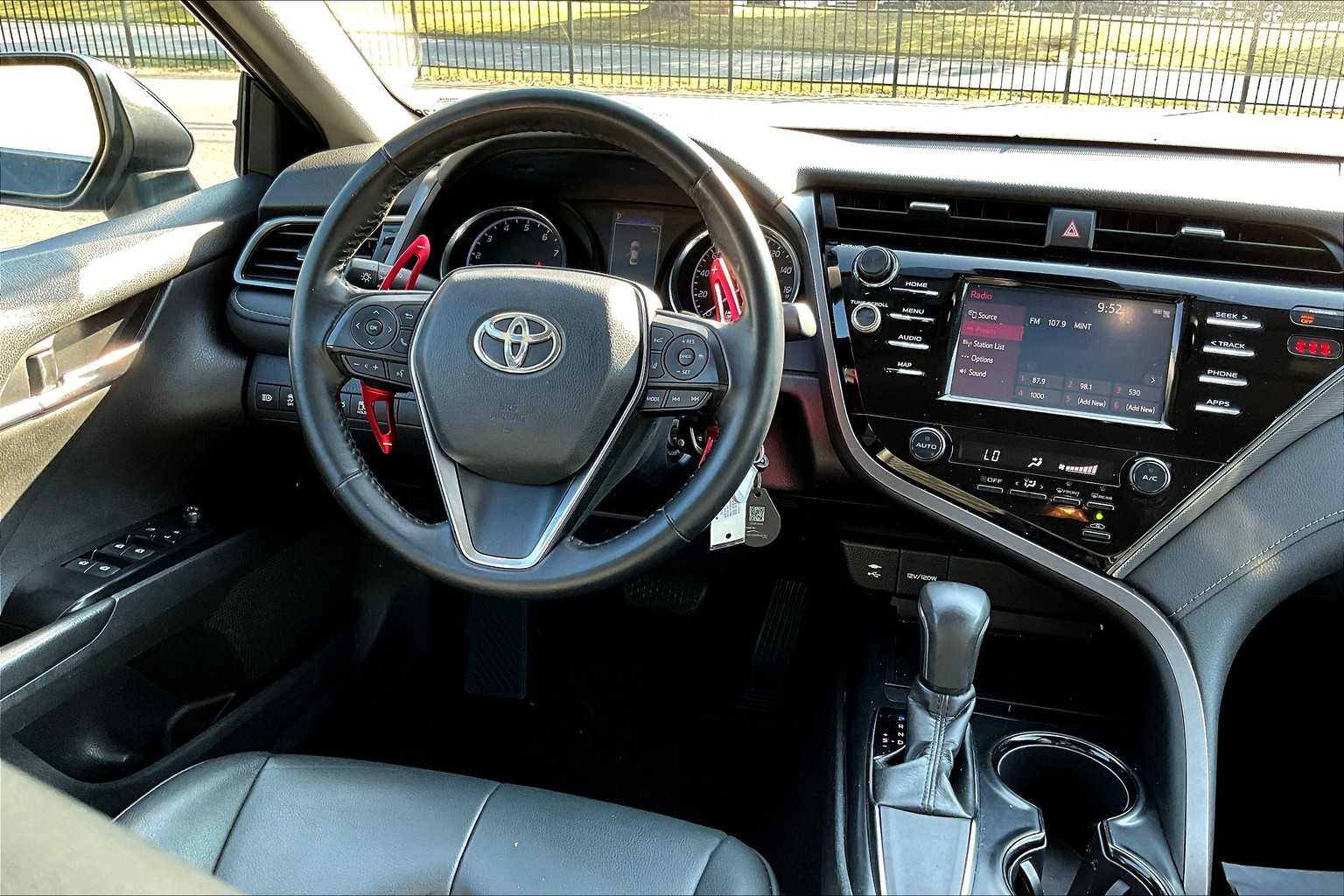 2019 Toyota Camry SE photo 5