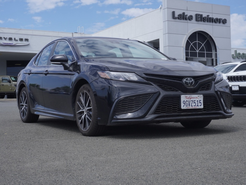 2023 Toyota Camry SE's photo
