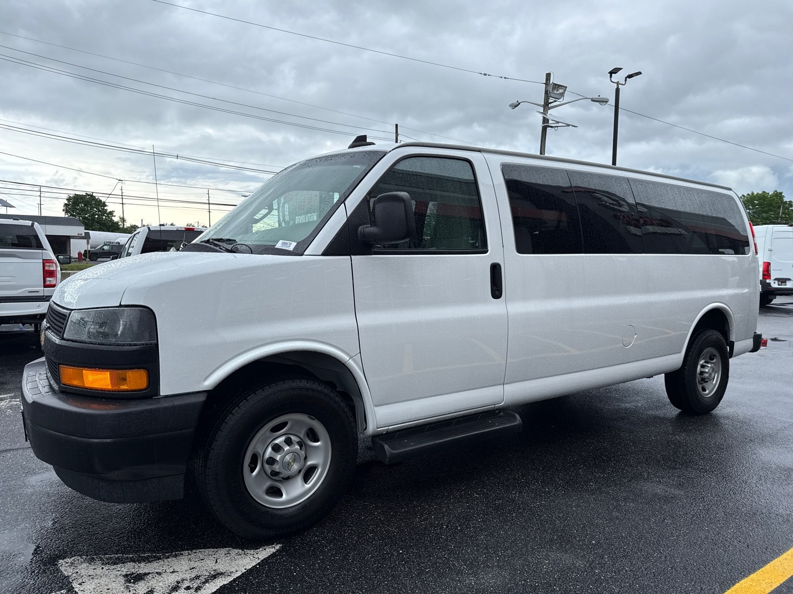 2022 Chevrolet Express 3500 Passenger LS photo 3