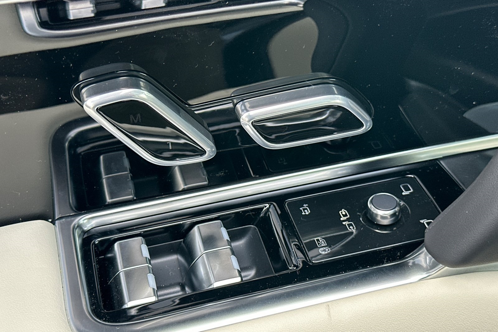 2025 Land Rover Range Rover SE photo 11