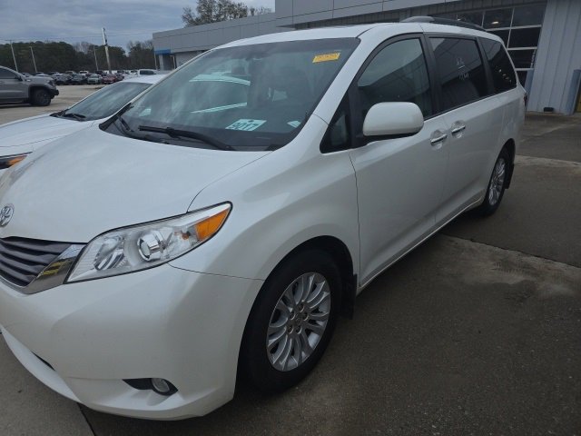 2016 Toyota Sienna XLE Premium's photo