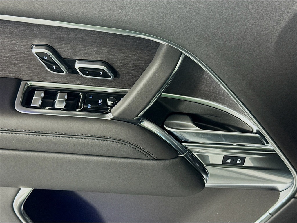2025 Land Rover Range Rover SE photo 13
