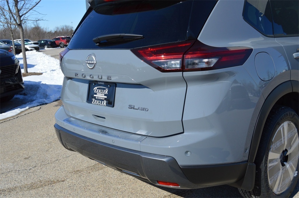 2025 Nissan Rogue SL photo 4