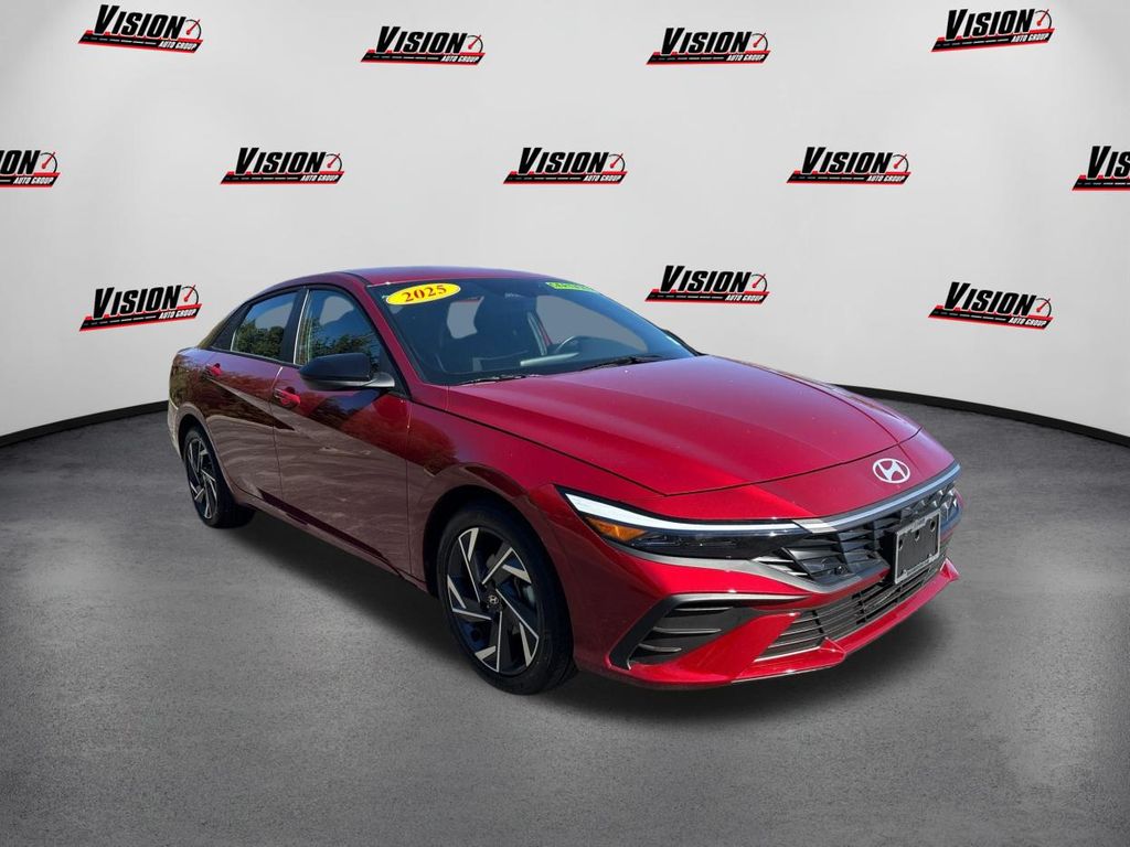 2025 Hyundai Elantra SEL Sport photo 3
