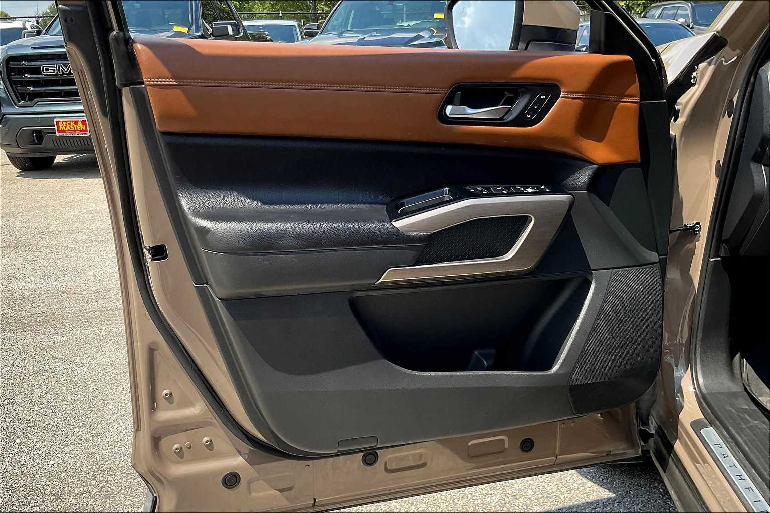 2023 Nissan Pathfinder Platinum photo 38