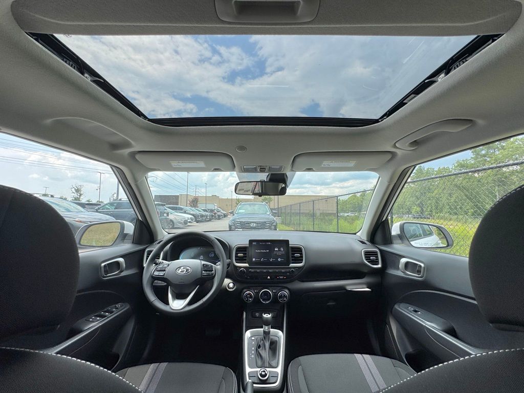2025 Hyundai Venue SEL photo 3