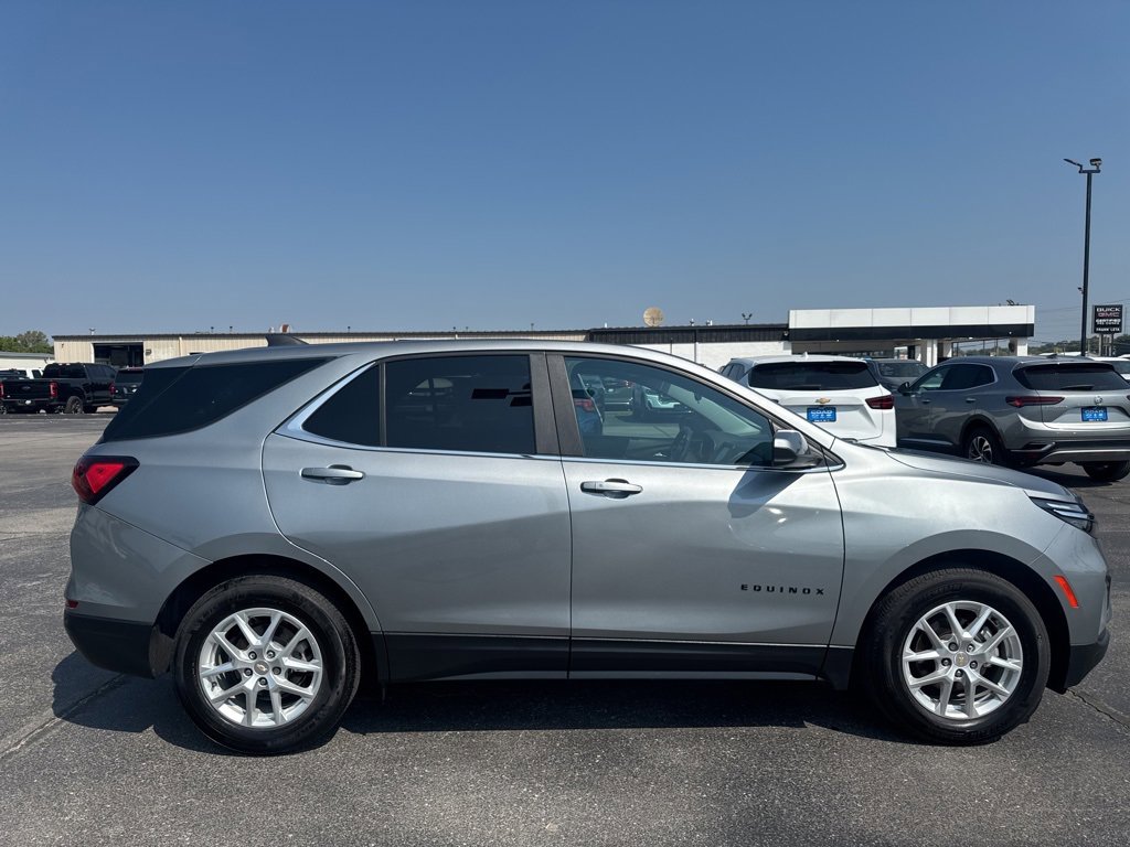 2023 Chevrolet Equinox LT photo 2