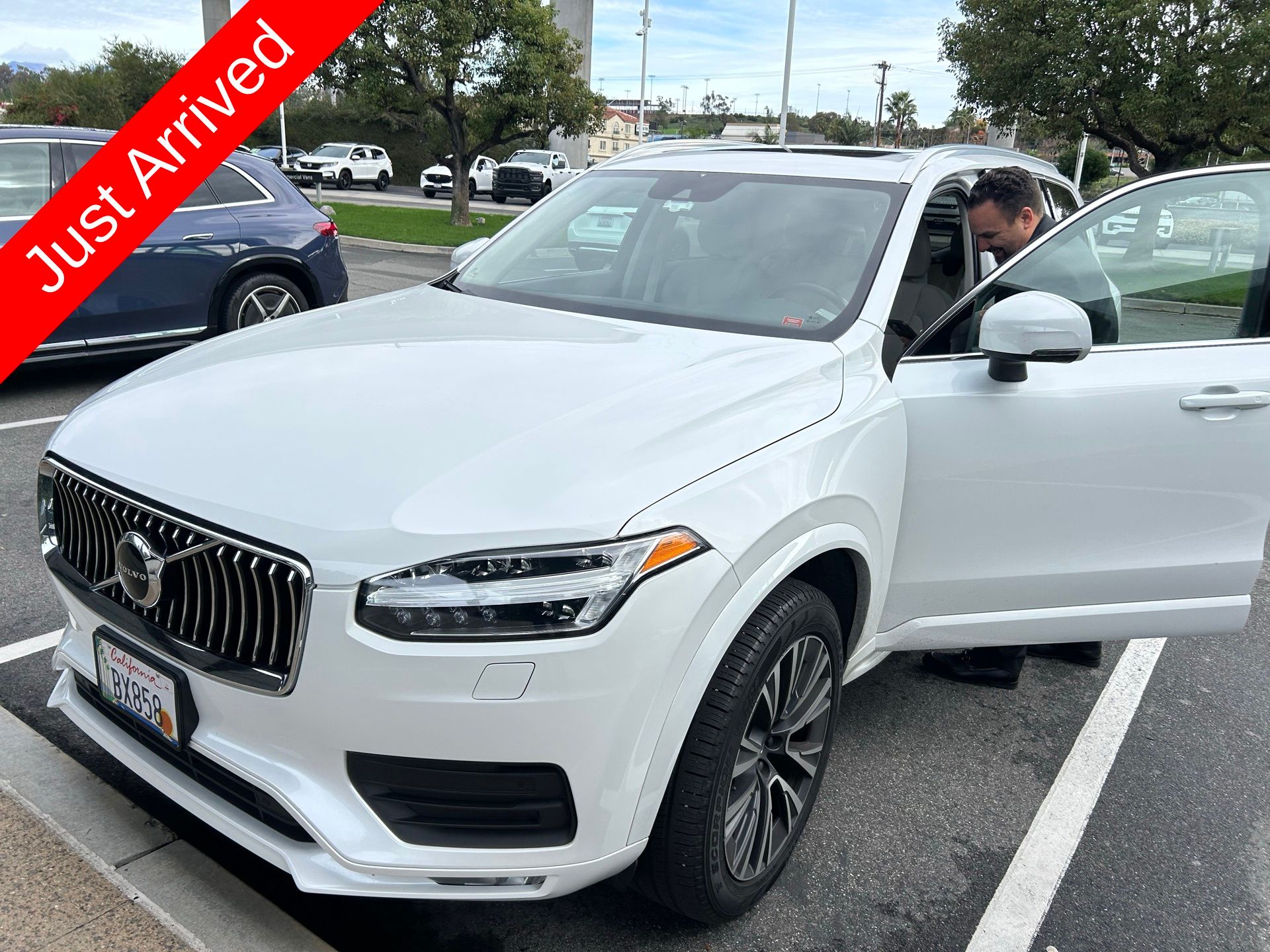 2022 Volvo XC90 Momentum's photo