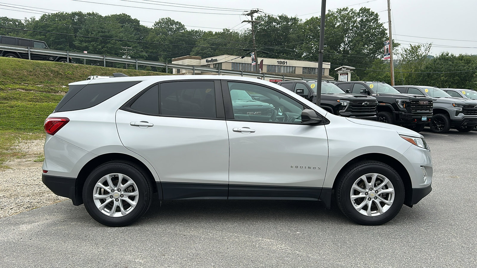 2021 Chevrolet Equinox LS photo 2