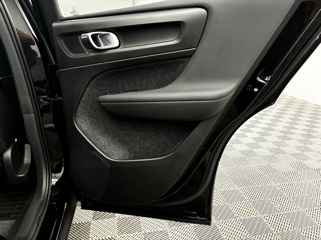 2023 Volvo XC40 Plus photo 17