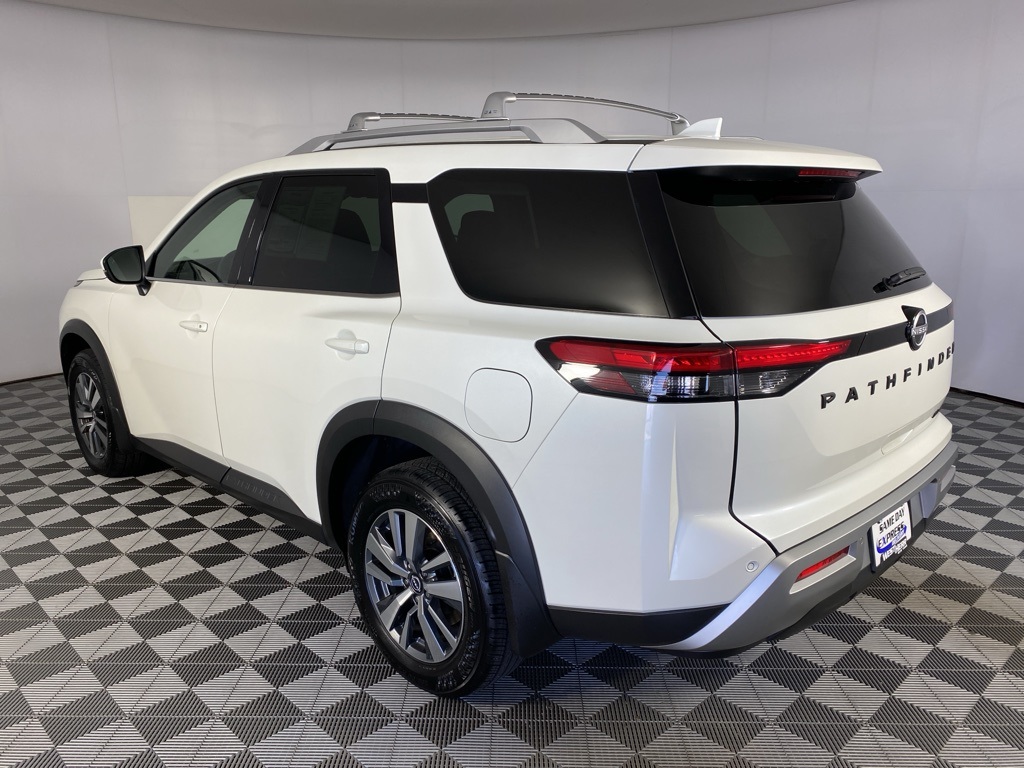 2024 Nissan Pathfinder SL photo 3