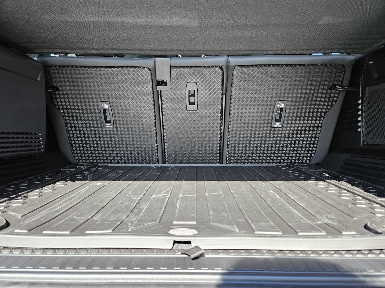 2025 Land Rover Defender 110 X-Dynamic SE photo 31