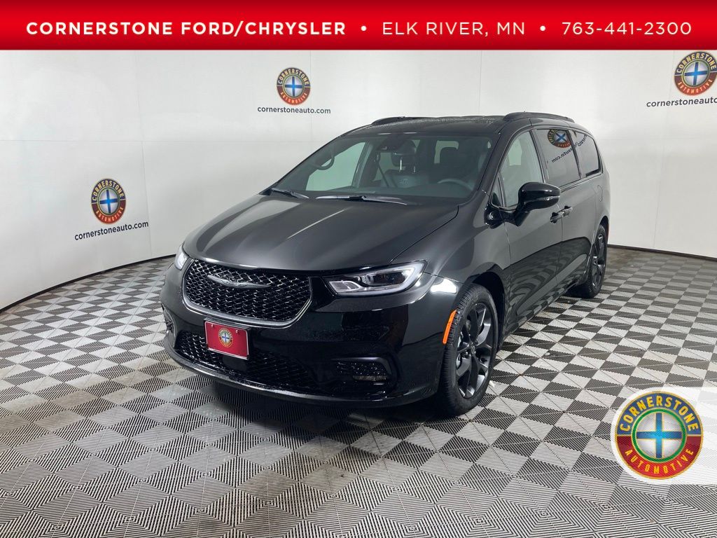 2026 Chrysler Pacifica Select's photo