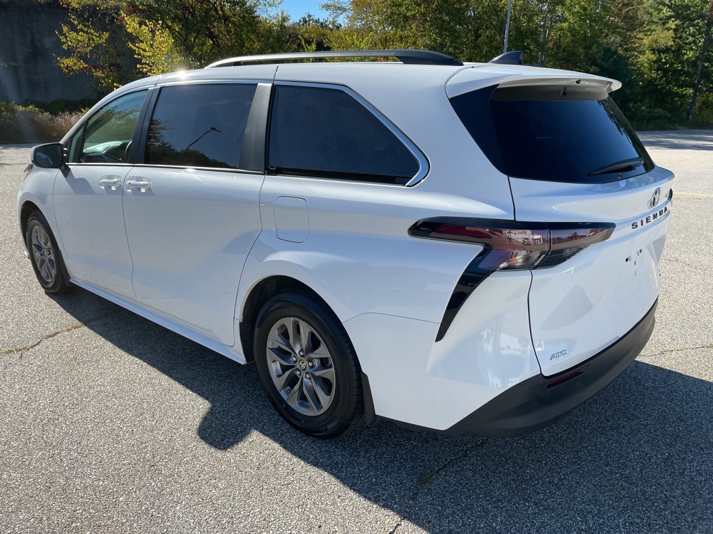2024 Toyota Sienna LE photo 2
