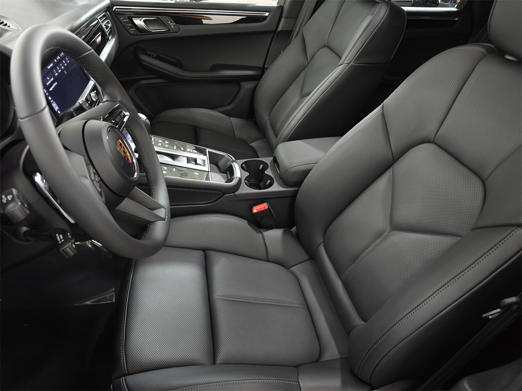 2026 Porsche Macan T photo 5