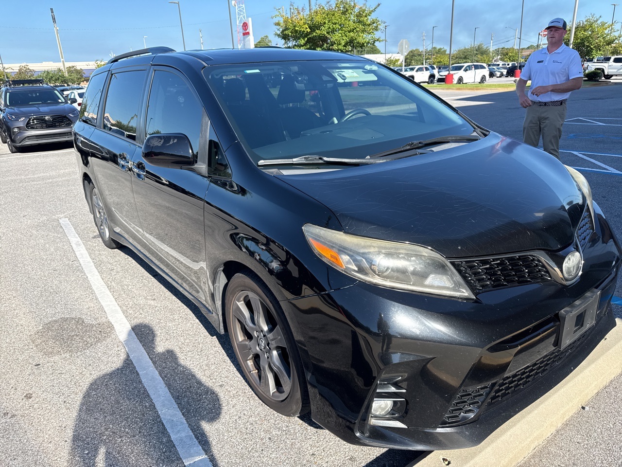 2019 Toyota Sienna SE Premium photo 3