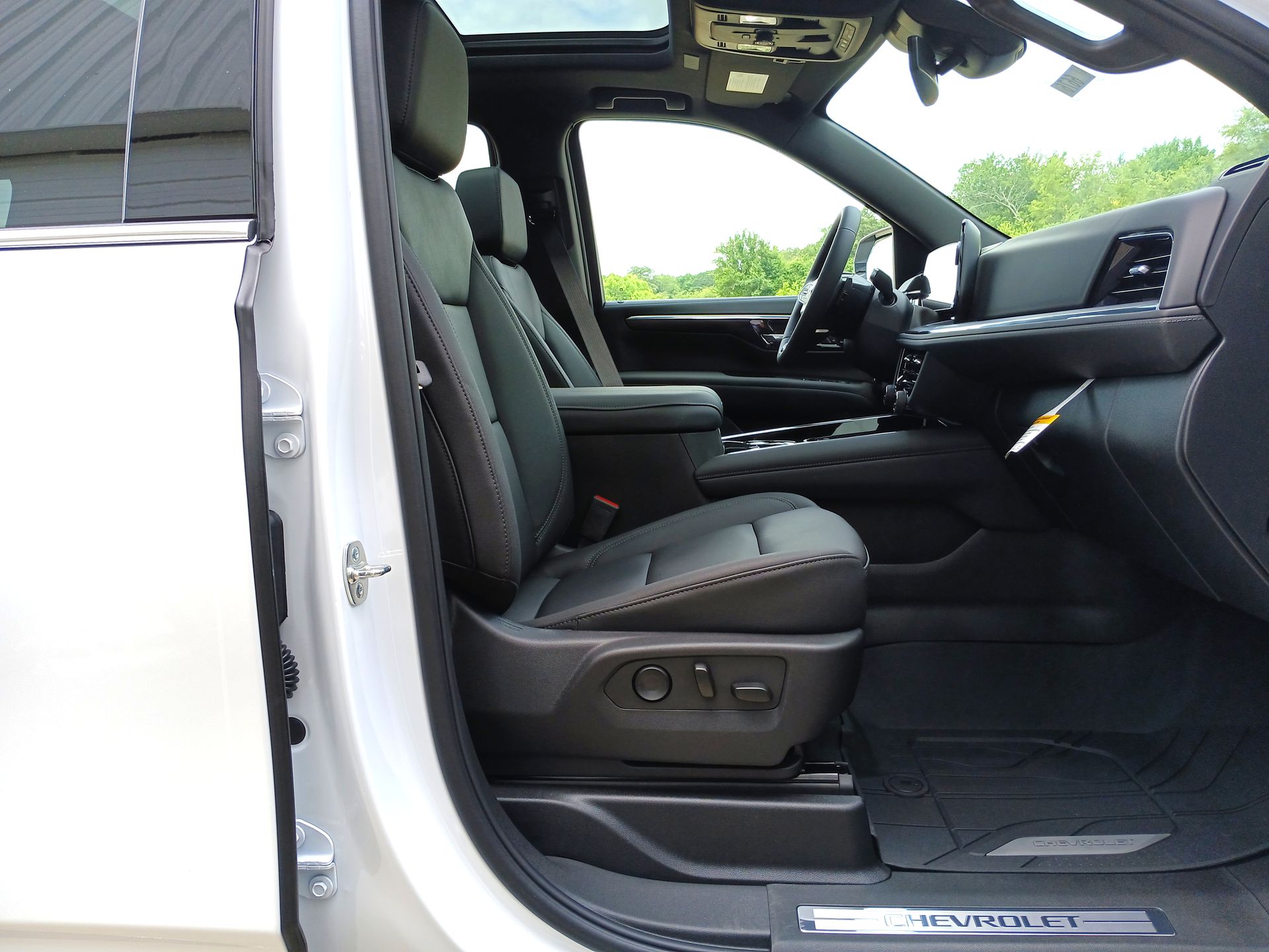 2025 Chevrolet Suburban LT photo 28