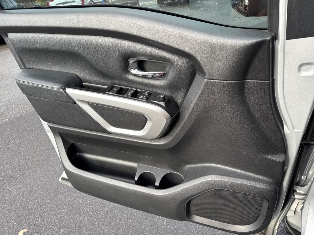 2019 Nissan Titan PRO-4X Crew Cab photo 17