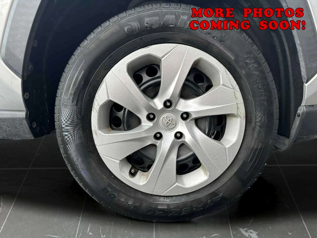 2021 Toyota RAV4 LE photo 9