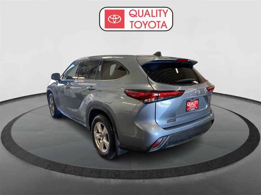 2022 Toyota Highlander LE photo 4