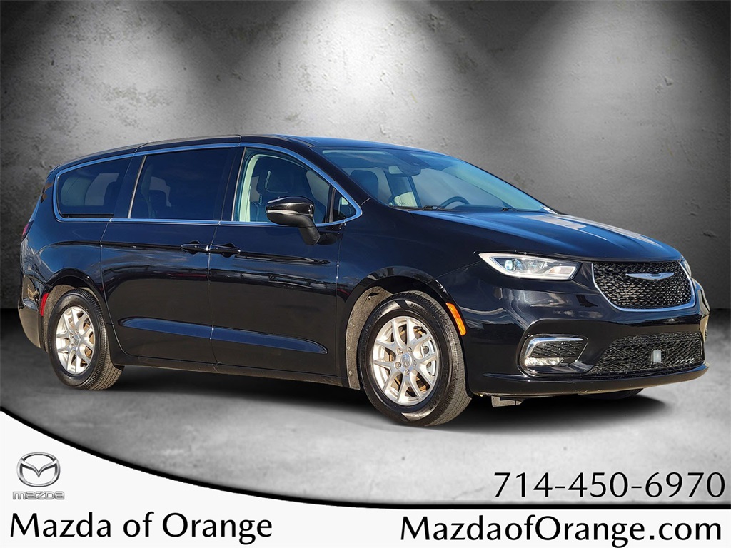 2023 Chrysler Pacifica Touring L's photo