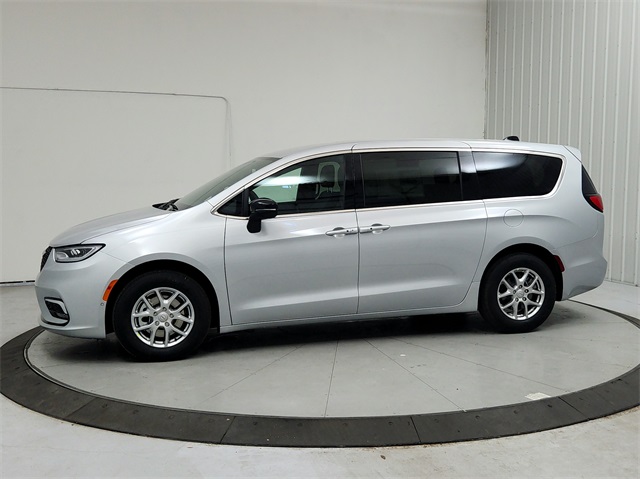 2026 Chrysler Pacifica photo 4