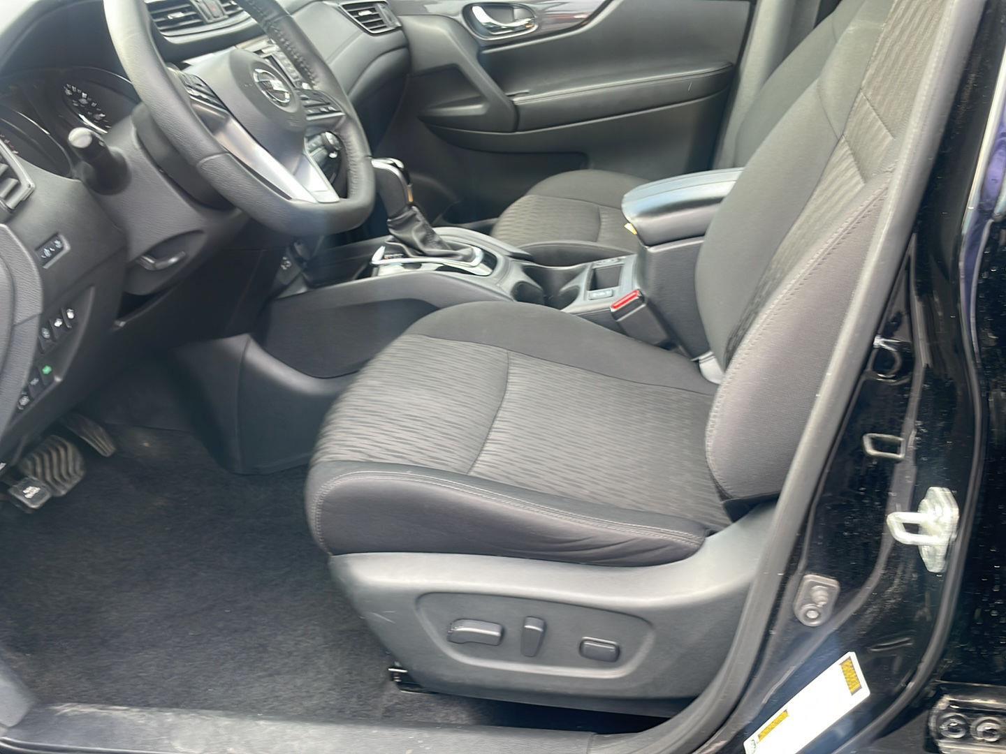 2019 Nissan Rogue SV photo 5