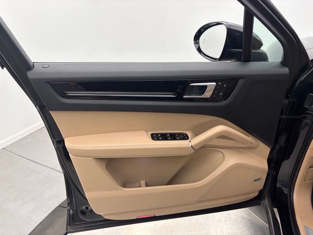 2022 Porsche Cayenne Base photo 10