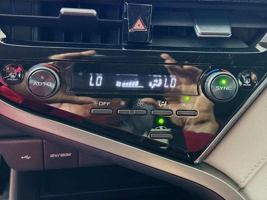 2023 Toyota Camry Hybrid LE photo 15