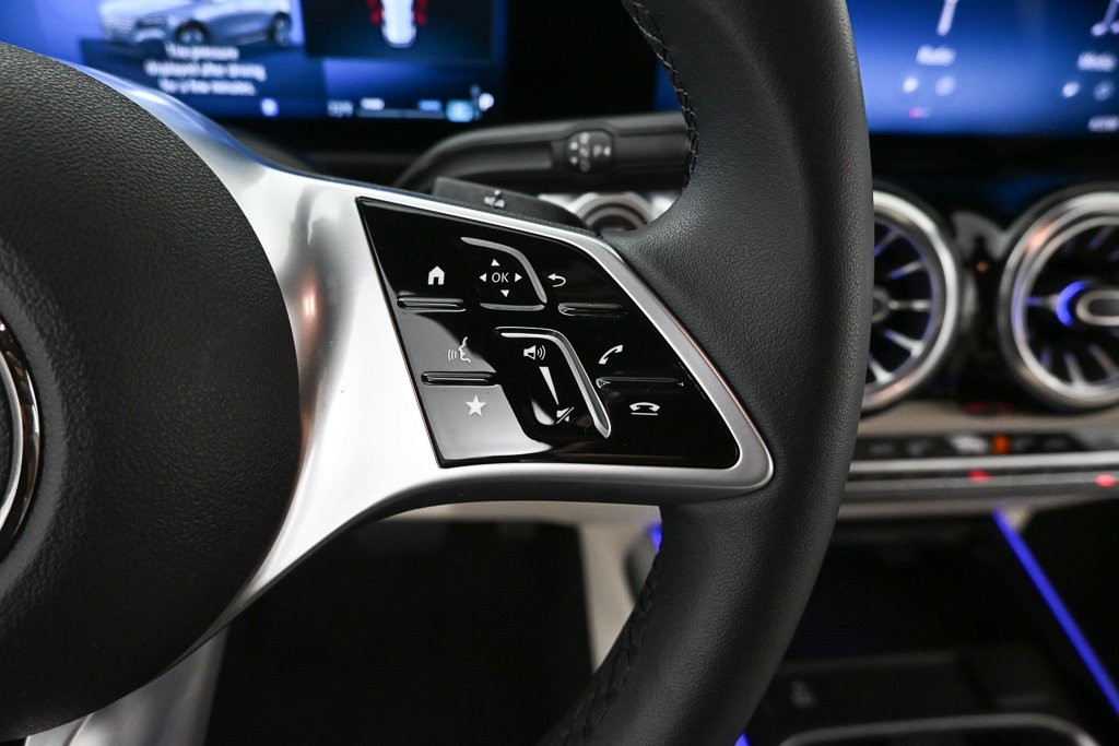 2025 Mercedes Benz GLB 250 photo 8