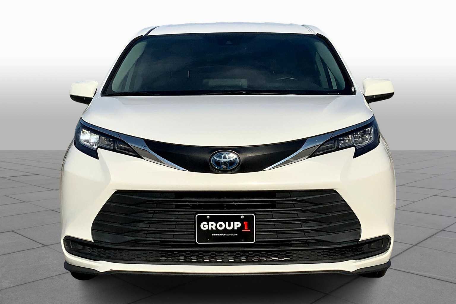 2021 Toyota Sienna LE photo 3