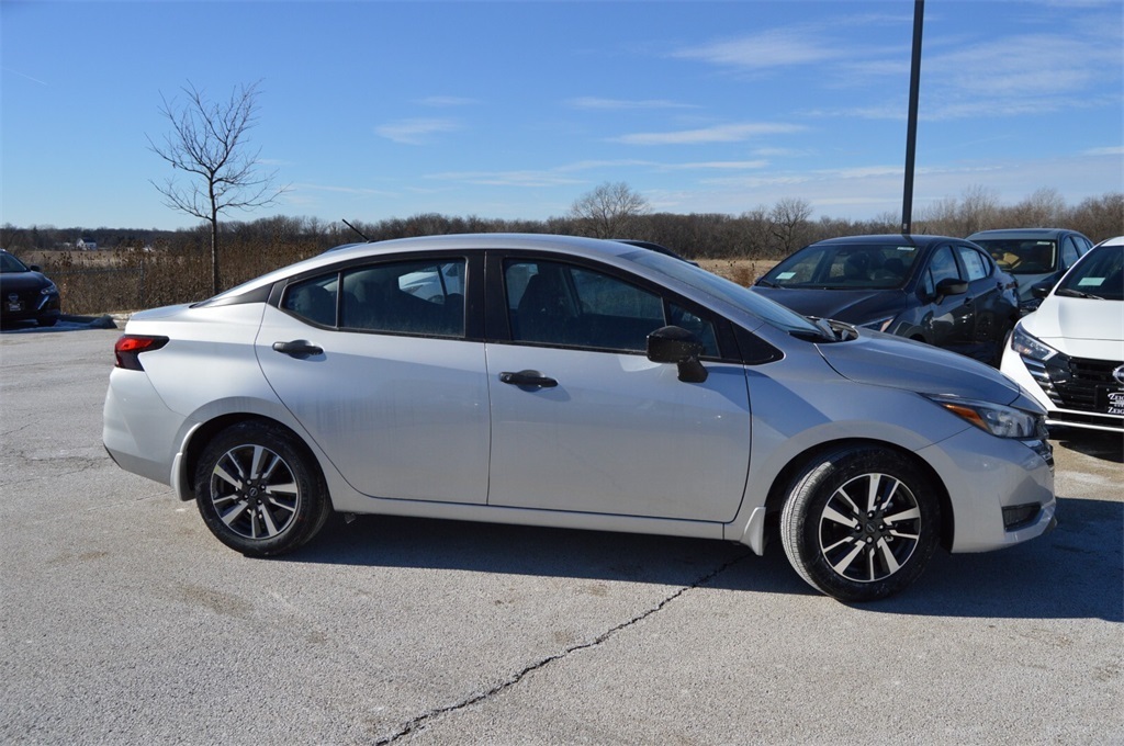 2025 Nissan Versa S photo 4