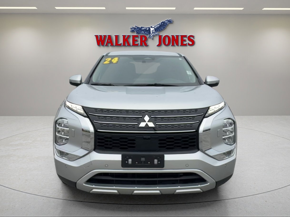 2024 Mitsubishi Outlander SE's photo