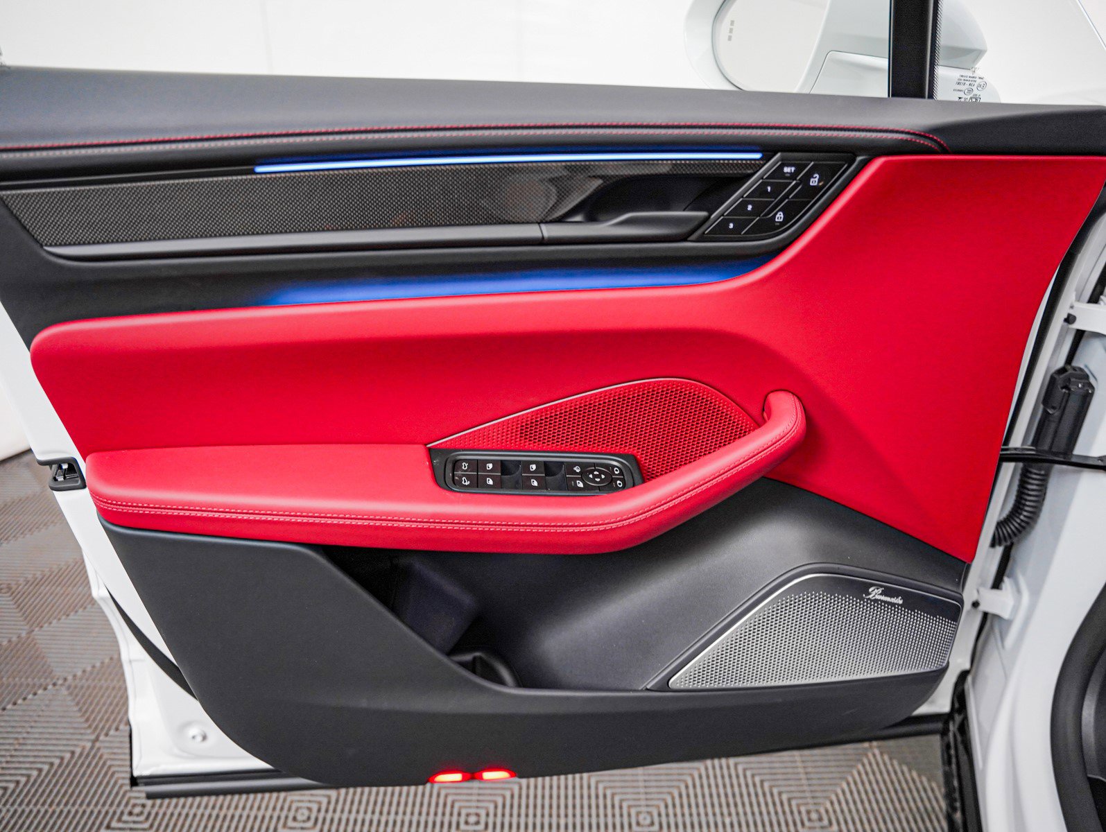 2025 Porsche Macan Electric Turbo photo 22