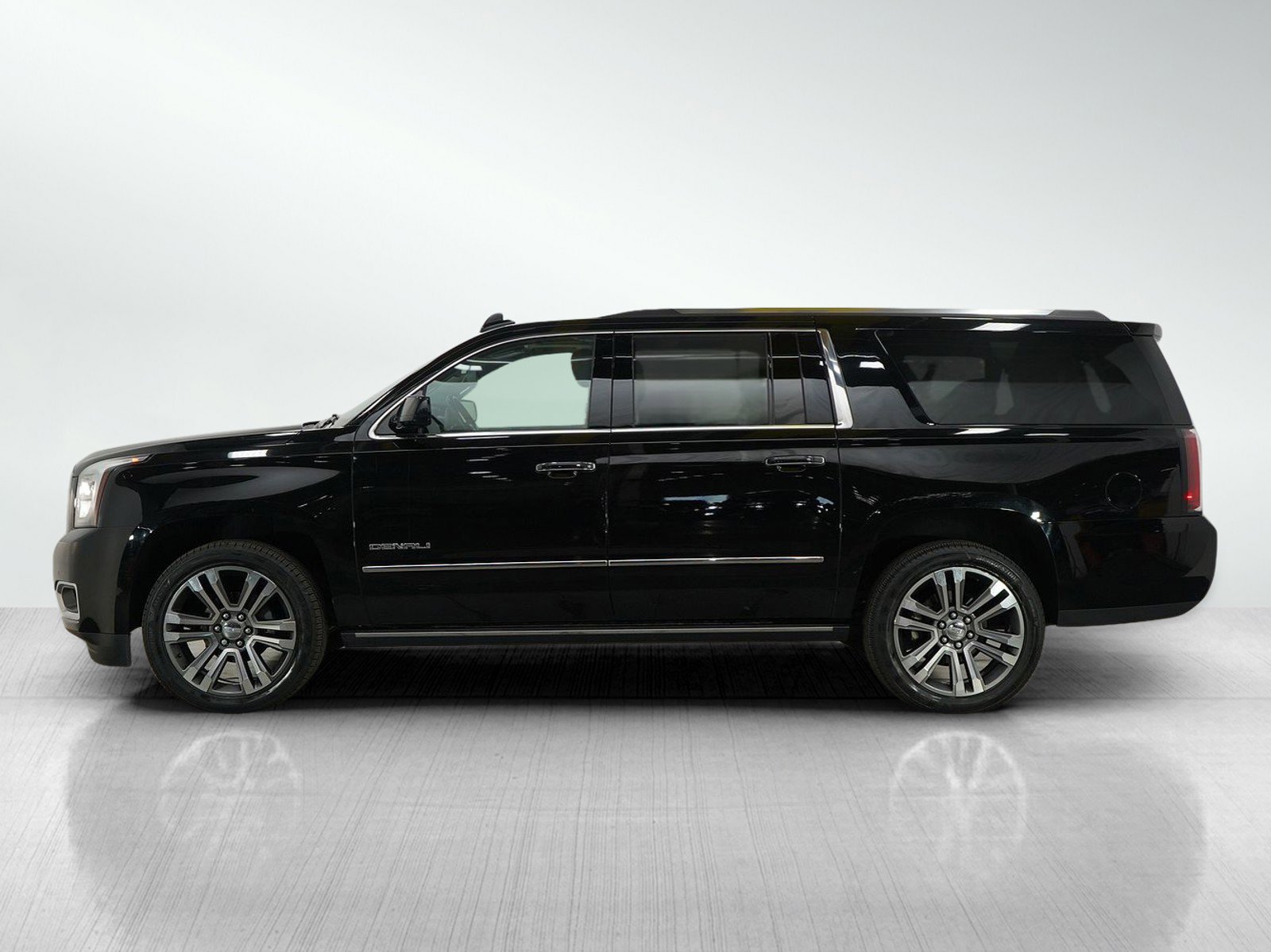 Used 2019 GMC Yukon XL Denali with VIN 1GKS2HKJ4KR307858 for sale in Bloomington, Minnesota