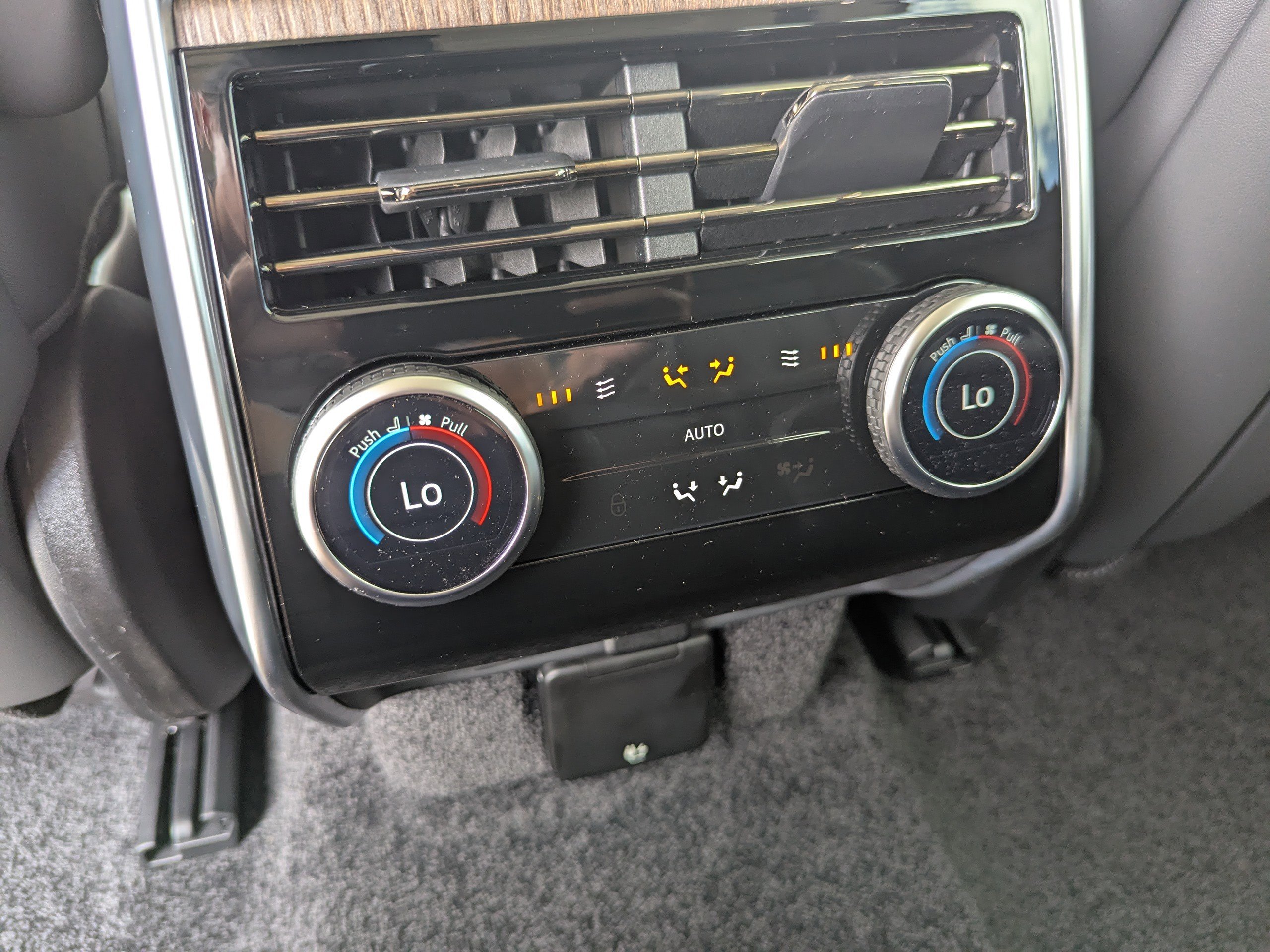 2025 Land Rover Range Rover SE photo 17