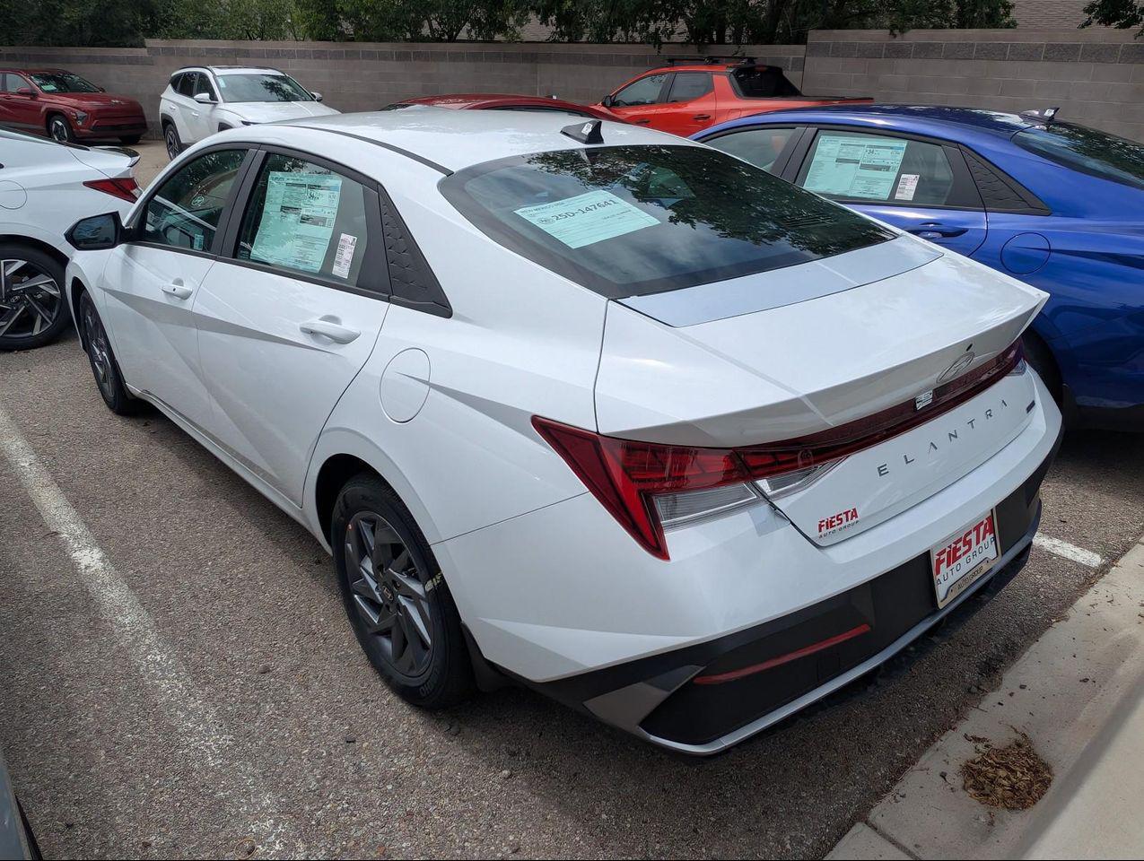 2025 Hyundai Elantra Hybrid Blue photo 3