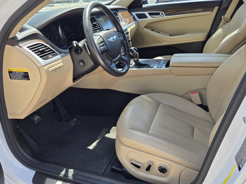 2015 Hyundai Genesis 3.8 RWD photo 9