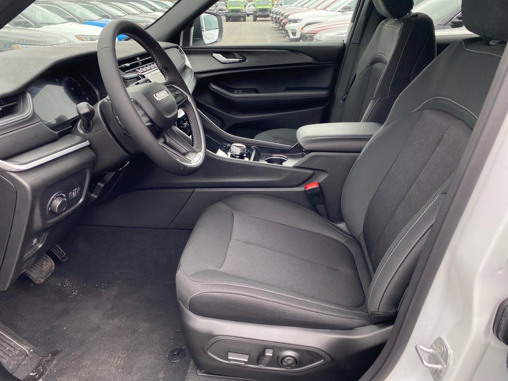 2025 Jeep Grand Cherokee Laredo photo 5