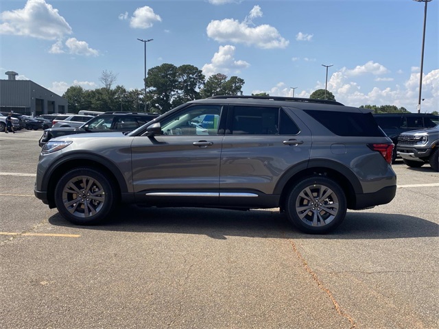 2025 Ford Explorer photo 2