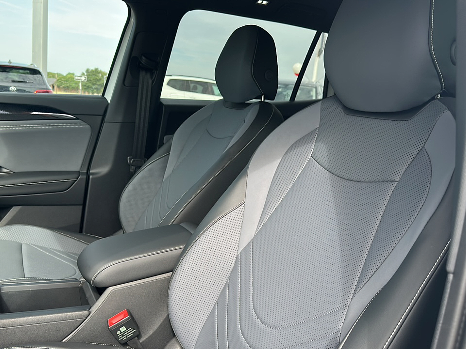 2025 Volkswagen Tiguan SE R-Line Black photo 3