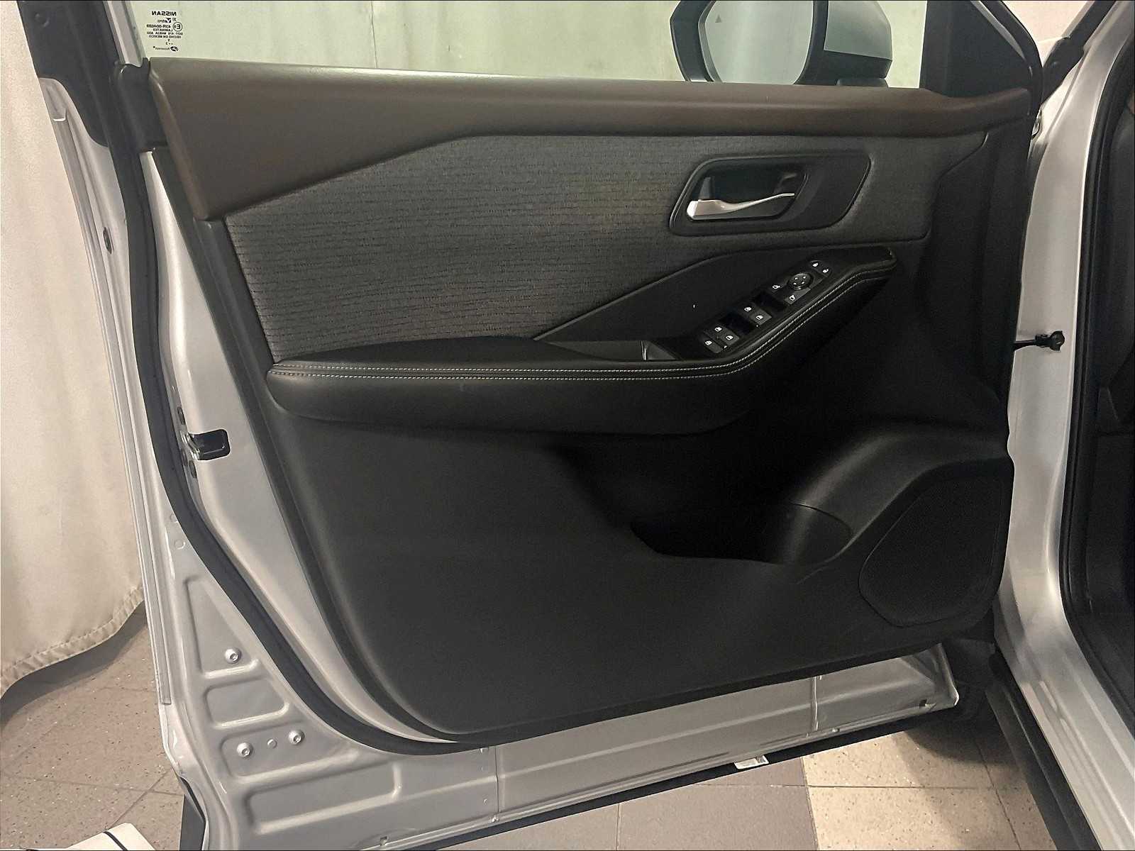 2023 Nissan Rogue SV photo 9