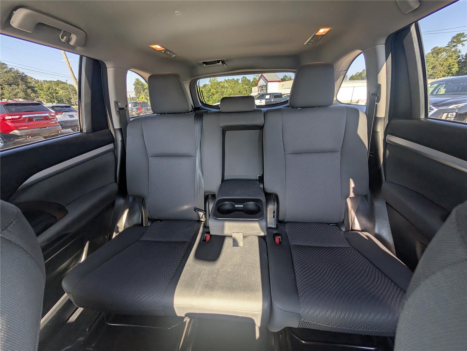 2018 Toyota Highlander LE photo 12