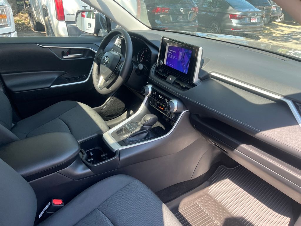 2024 Toyota RAV4 XLE photo 19