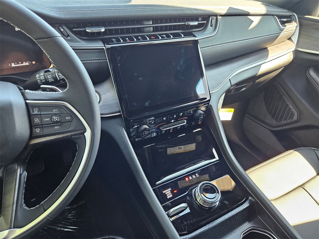 2025 Jeep Grand Cherokee Limited photo 18