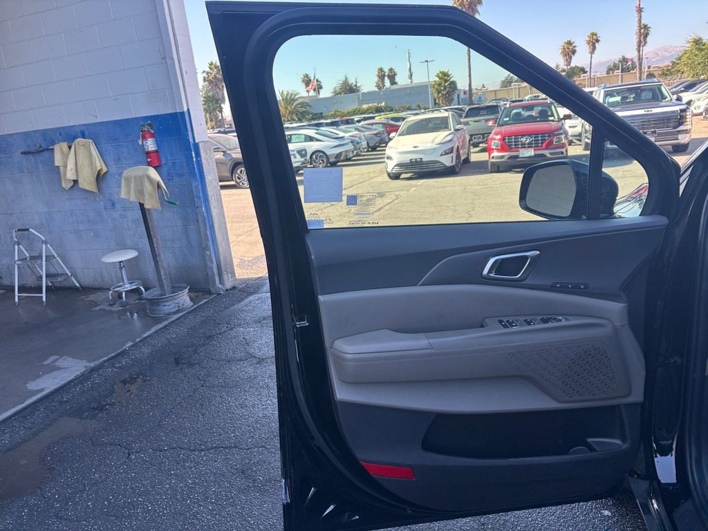 2025 Kia Carnival EX photo 9