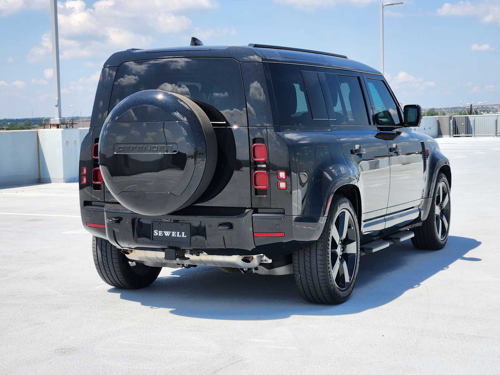 2025 Land Rover Defender 110 X-Dynamic SE photo 5